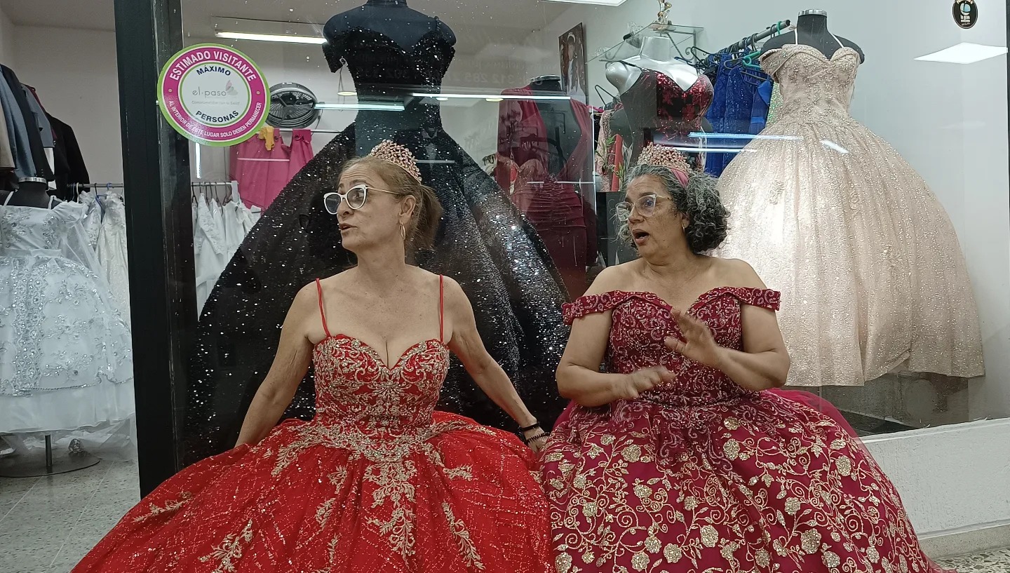 Los Bagres: Ángela Chaverra Brand, en traje vinotinto; y Soraya Trujillo en traje rojo, nadan en un centro comercial de la Bella Villa. Foto Ramón Darío Pineda.(2) Los Bagres: Ángela Chaverra Brand, en traje vinotinto; y Soraya Trujillo en traje rojo, nadan en un centro comercial de la Bella Villa. Foto Ramón Darío Pineda.